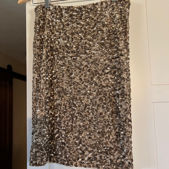 Vince gold sequined pencil skirt, zippered back, worn once, size 2 - Picture 4 of 10